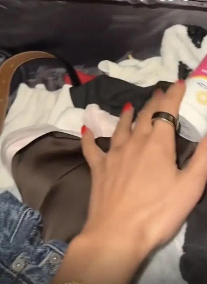 ！毛孩子偷偷塞了件东西全网都被暖哭了…开元棋牌app出差打开行李箱直接泪崩(图3)